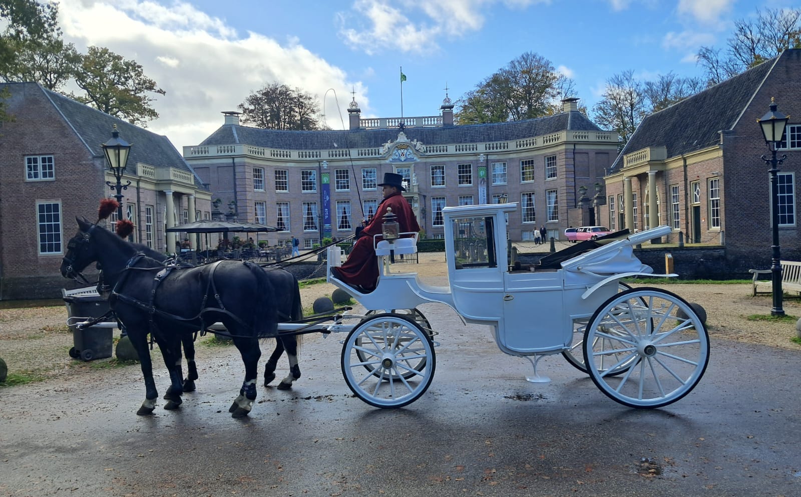 Witte Glas Landauer met span Gelderse paarden bij Kasteel Groeneveld in Baarn