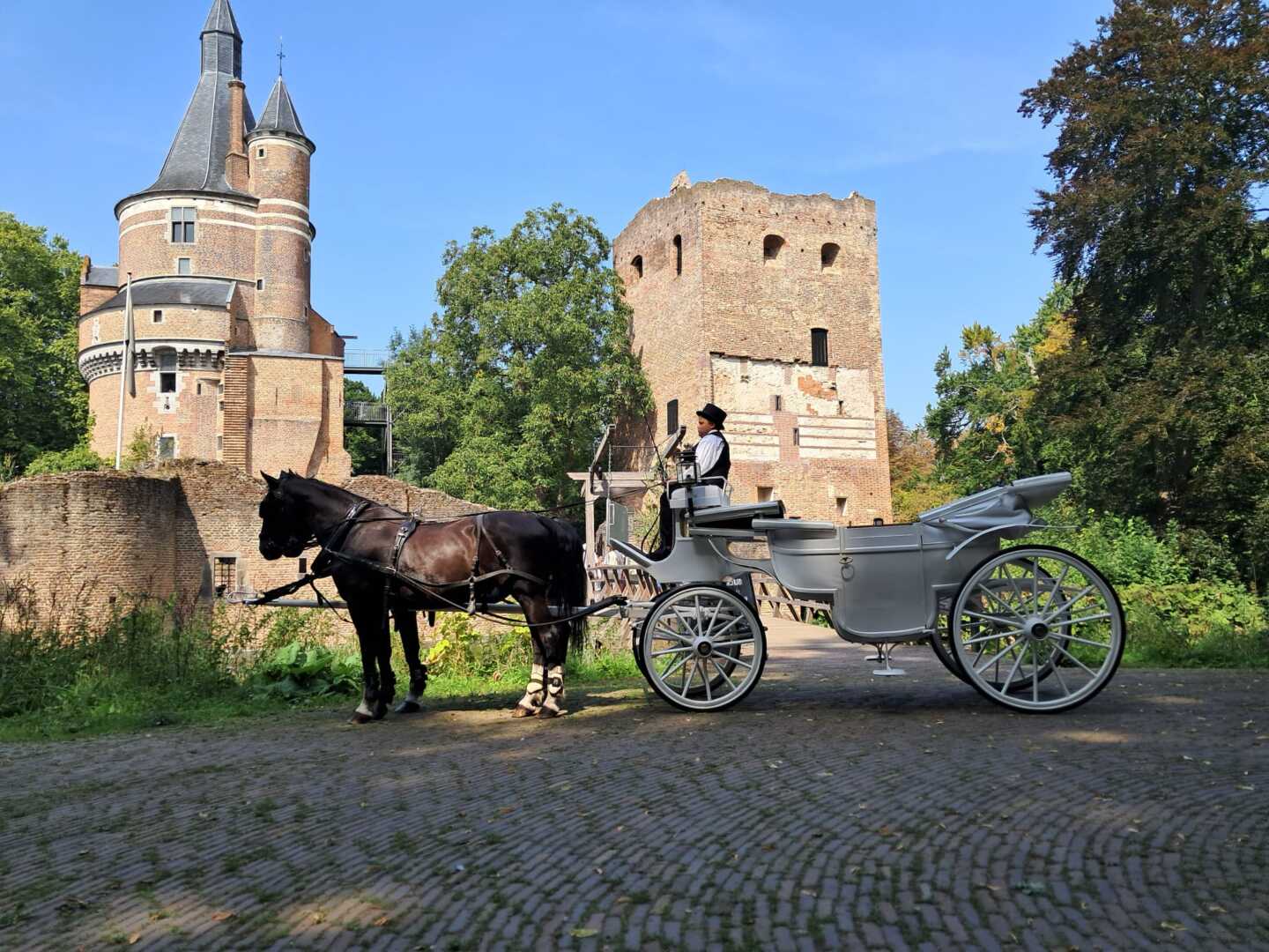 Witte glas landauer met span Gelderse paarden tijdens een trouwerij bij Kasteel Duurstede