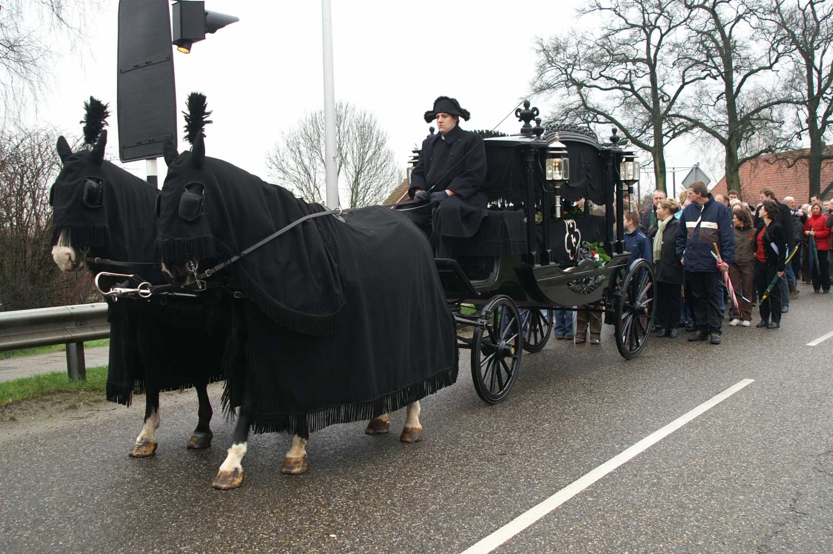 Zwarte rouwkoets met 2 span Gelderse paarden tijdens de uitvaart van Martin Bakker in Hoevelaken