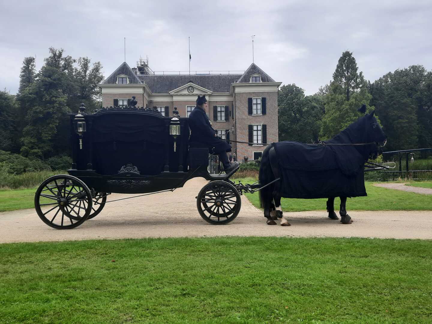 Zwarte Rouwkoets, gesloten met span Gelderse paarden in Doorn