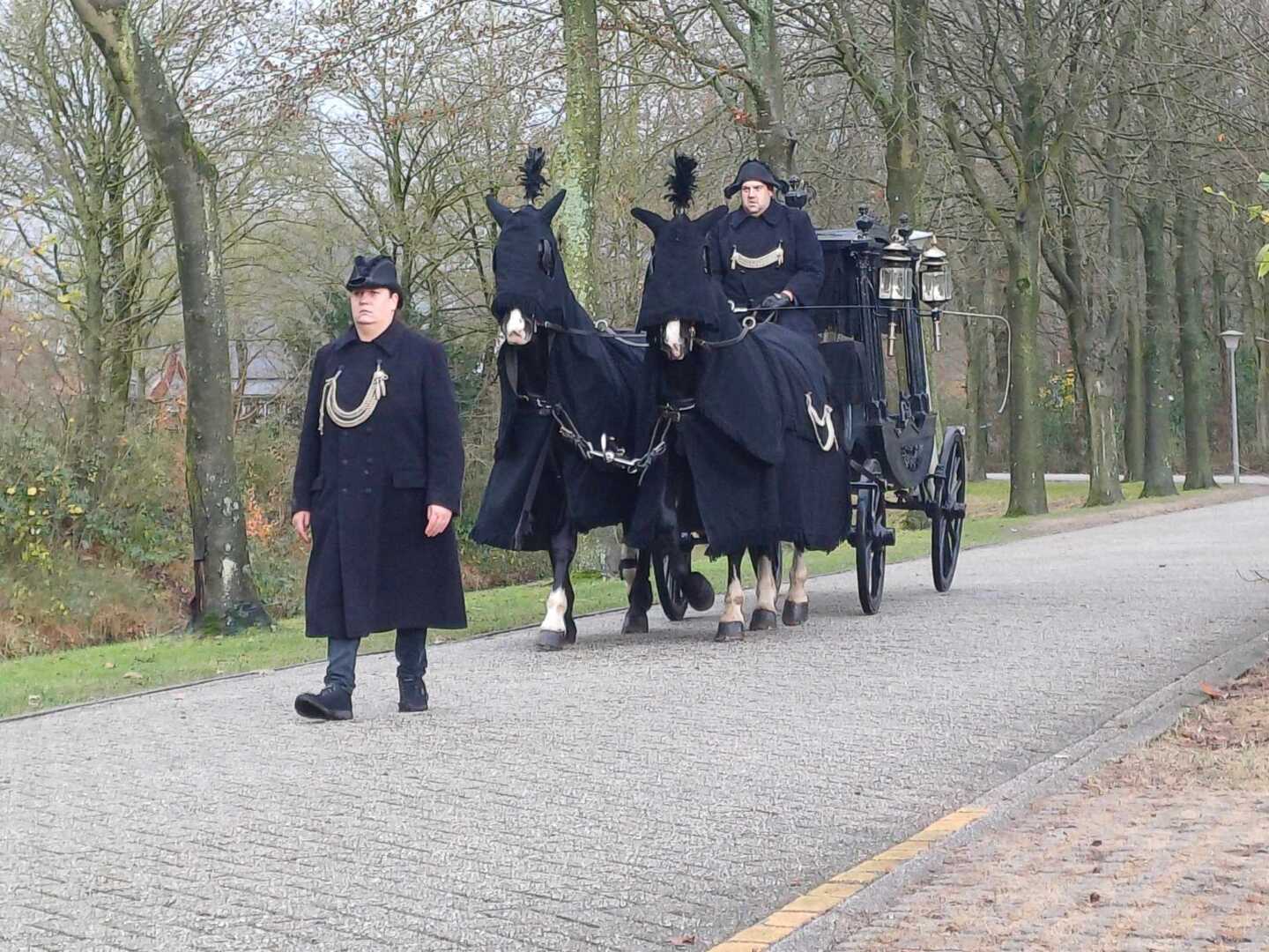 Zwarte Rouwkoets met span Gelderse paarden in Putten