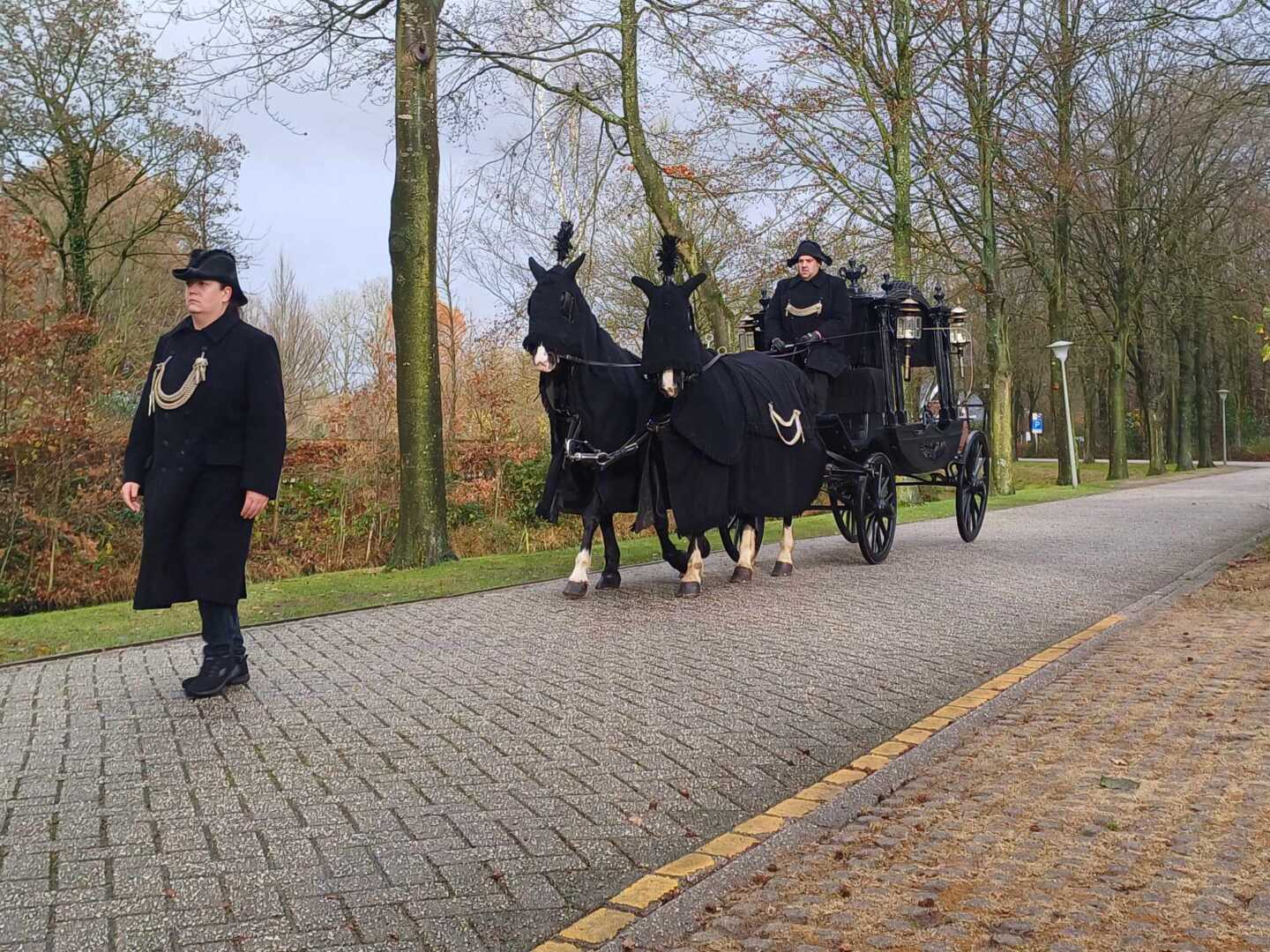 Zwarte Rouwkoets met span Gelderse paarden in Putten